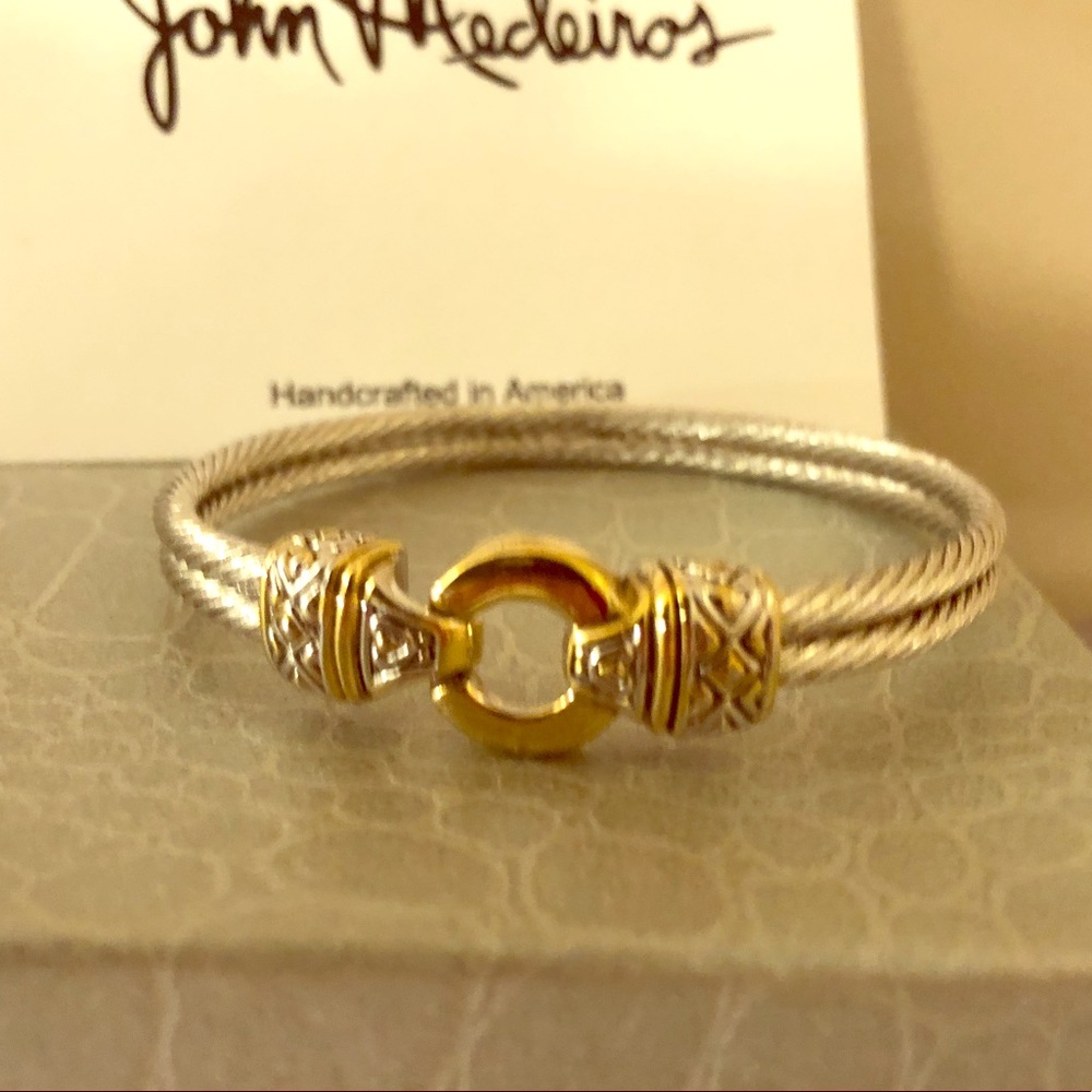 John Medeiros  bracelett